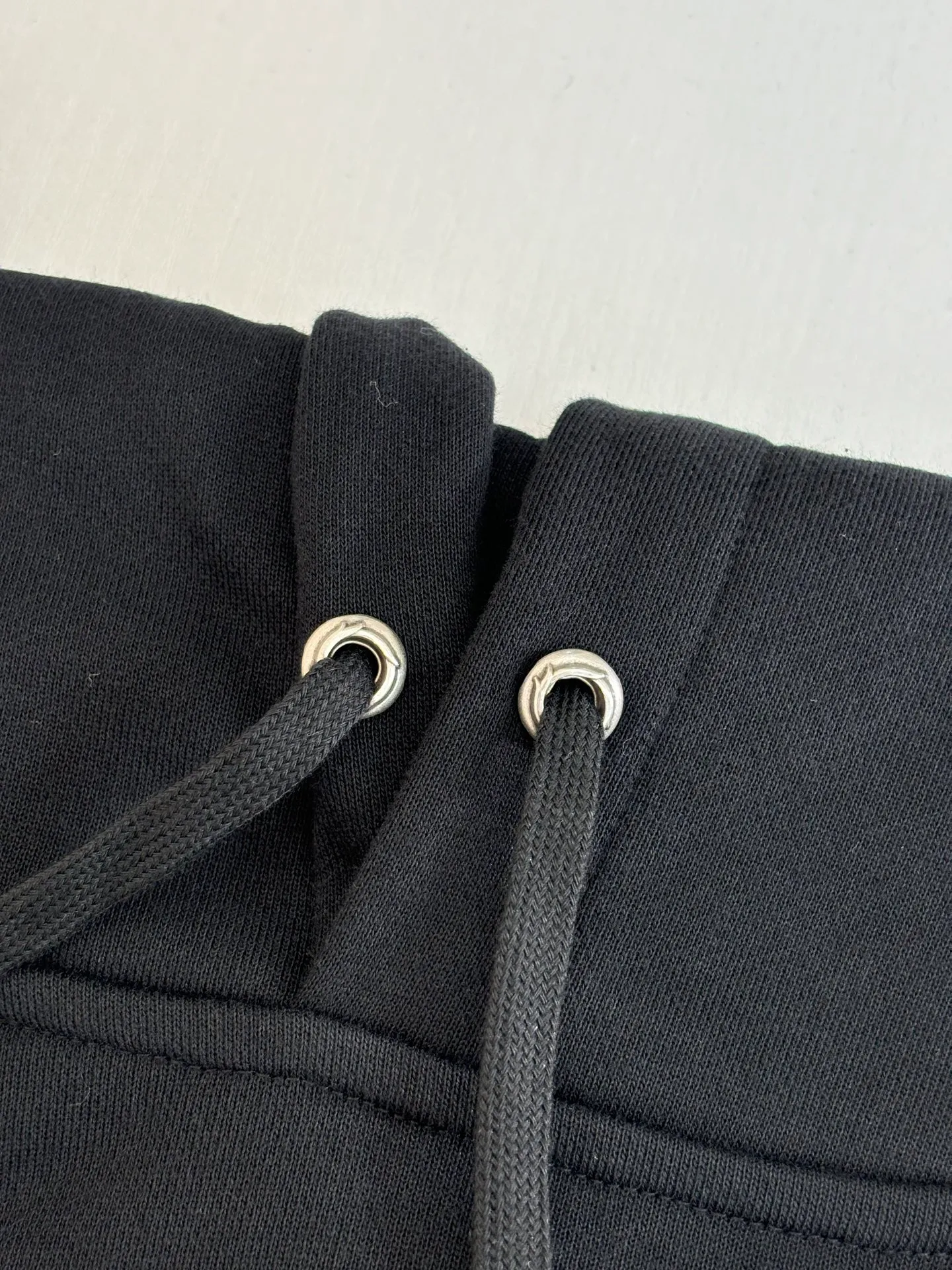 🅿️456 Come Hearts*/Cro Hearts 25 new letter printed zipper hooded sweatshirt is made of 100% custom-woven and dyed pure cotton fabric with thin velvet lining. The front and rear logo printing uses a special pulp printing process. Its characteristic is to use glue with high performance to print m to create a sense of layering on the printed pattern. Accessories that match the new YB mold. m The zipper puller and back hem are custom-developed using silver-plated foti material. m The cuffs and hem have a shrinking effect. m The front panel is manually cut and positioned. Hand-sewn hand pocket design. The overall routing is straight and delicate. Size: S/M/L/XL